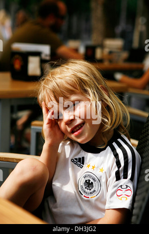 Garçon blond, 3, portant un maillot de l'Allemagne la coupe du monde 2006 Banque D'Images