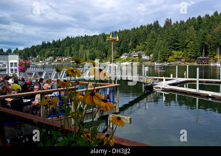 Activités de l'eau en face de la Taverne de marées Gig Harbor Washington Banque D'Images