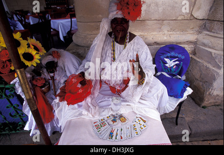 Femme fumant un cigare cubain, fleur, La Vieille Havane, Banque D'Images