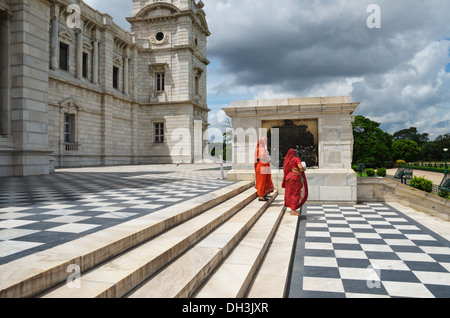 Les visiteurs du Mémorial Victoria en vêtements traditionnels indiens, Kolkata, Inde Banque D'Images