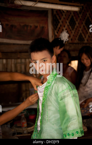 Jeune garçon se préparer pour sa cérémonie d'initiation bouddhiste Bagan noviciation (Shin-byu) cérémonie le nouveau a commencé à Myanmar Banque D'Images