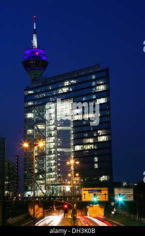 Gratte-ciel stadttor, porte de la ville, de nuit, Düsseldorf, Rhénanie du Nord-Westphalie Banque D'Images