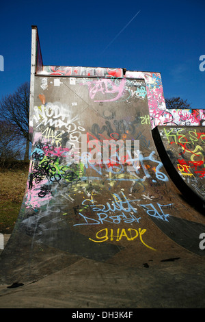 Skate park, halfpipe couvert de graffitis, ceinture verte de la ville de Cologne Nippes, cologne, Rhénanie du Nord-Westphalie Banque D'Images