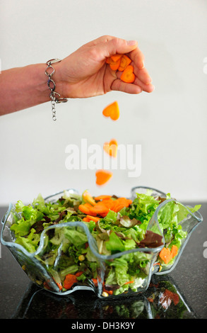 Les carottes en forme de cœur sont mélangés à une salade
