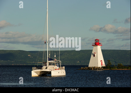 Catamaran sur le lac Bras d'Or à Baddeck, en Nouvelle-Écosse, Canada, Amérique du Nord Banque D'Images