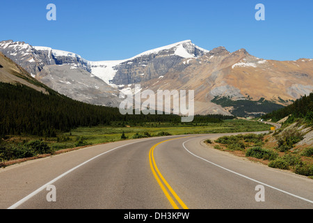 La promenade des Glaciers dans les montagnes Rocheuses, le parc national Jasper, Alberta, Canada Province Banque D'Images