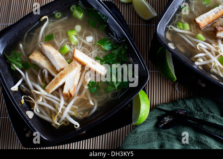 Soupe Pho vegan avec riz nouilles, les germes et du tofu frit. Banque D'Images