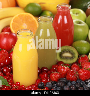 Des smoothies de fruits frais à base de Oranges, fraises et kiwi Banque D'Images