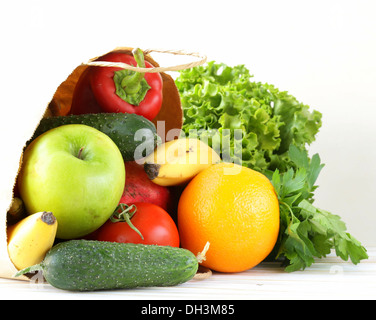 Ensemble de différents aliments de commodité (légumes et fruits) dans un sac en papier Banque D'Images