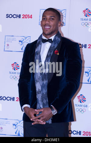 Londres, Royaume-Uni. 30Th Nov, 2013. Anthony Joshua arrive à la British Olympic Bal à l'hôtel The Dorchester, Park Lane. Credit : Action Plus Sport/Alamy Live News Banque D'Images