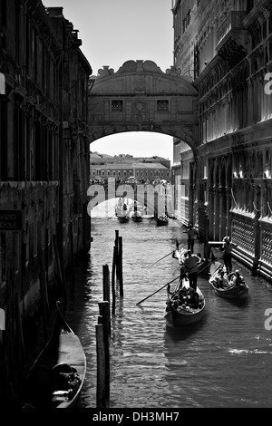 Pont des Soupirs à Venise, Ponte dei Sospiri pont, UNESCO World Heritage Site, image noir et blanc, Venise, Vénétie, Italie Banque D'Images