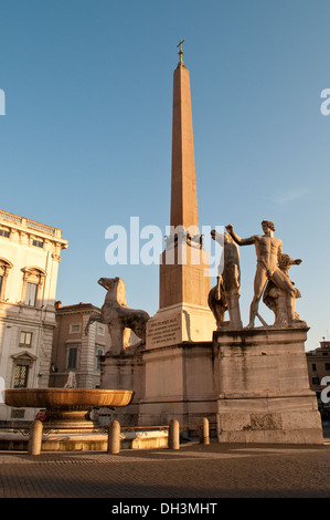 Fontaine de l'obélisque et de Castor et Pollux sur la place du Quirinal, Rome, Italie Banque D'Images