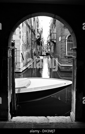 Un petit canal, noir et blanc, UNESCO World Heritage Site, Venise, Vénétie, Italie, Europe Banque D'Images