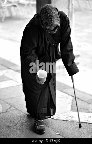 Femme mendiant avec une canne, noir et blanc, Venise, Vénétie, Italie, Europe Banque D'Images