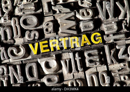 Plomb ancien lettres formant le mot VERTRAG, Allemand pour le contrat Banque D'Images