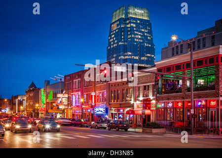 Twilight sur Broadway Street dans le centre-ville de Nashville, Tennessee, USA Banque D'Images