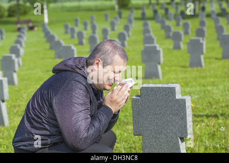 Pleurer l'homme sur la tombe du soldat Banque D'Images