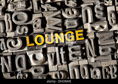 Plomb ancien lettres formant le mot "Lounge" Banque D'Images