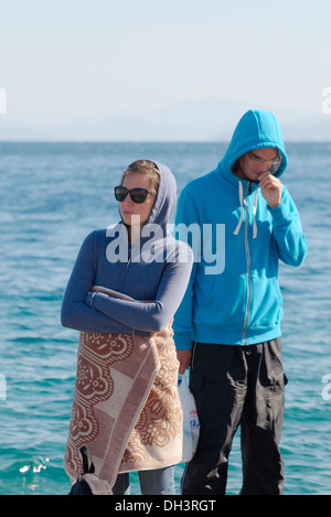 Mister et une femme sont debout sur les rives de la Mer Egée. La Grèce, l'île de Symi Banque D'Images