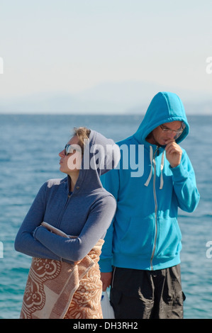 Mister et une femme sont debout sur les rives de la Mer Egée. La Grèce, l'île de Symi Banque D'Images