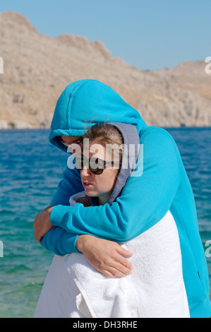 Mister et une femme sont debout sur les rives de la Mer Egée. La Grèce, l'île de Symi Banque D'Images