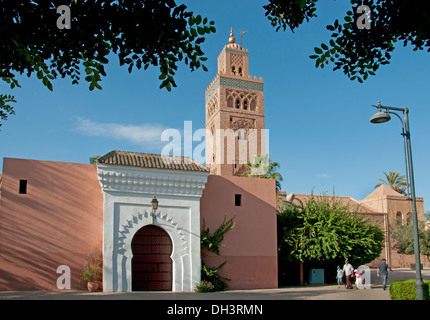 La Mosquée Koutoubia ( Kutubiyya de Marrakech Maroc 1184 ) ( inspiré de la Giralda de Séville et la Tour Hassan de Rabat ) Banque D'Images