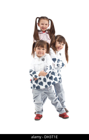 Trois smiling little girls posing in studio Banque D'Images