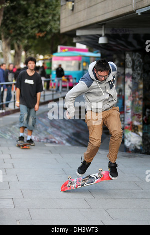 Roulettes au skatepark de Southbank, Londres, Royaume-Uni. Banque D'Images