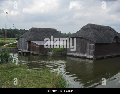 Bateau de chaume maison sur un jour gris en Angleterre Banque D'Images