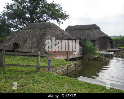 Bateau de chaume maison sur un jour gris en Angleterre Banque D'Images