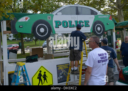 Police La police mise en place d'un stand lors de la fête du Travail Festival à Greenbelt, Maryland Banque D'Images