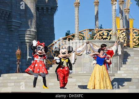 La souris de Mickey Minnie Blanche Neige et Prince, le long rêve Show, devant le Château de Cendrillon, Magic Kingdom, Disney World, en Floride Banque D'Images