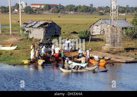 Pêcheurs Sri-Lankais rentrent avec leurs prises dans de simples pirogues jusqu'à la rive du lagon d'Arugam. Banque D'Images