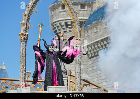 Beauté de sommeil, maléfique sorcière maléfique sur la scène du Château de Cendrillon, au Magic Kingdom, Disney World Resort, Orlando en Floride Banque D'Images