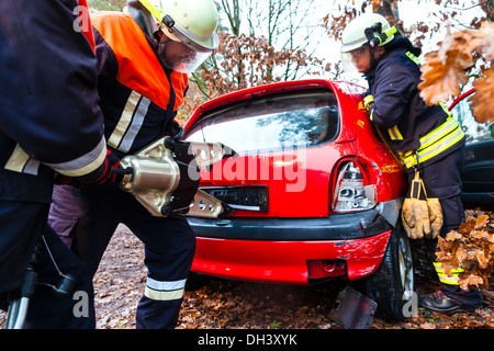 Accident - fire brigade sauve une victime d'accident d'une voiture à l'aide d'un outil de sauvetage hydrauliques Banque D'Images