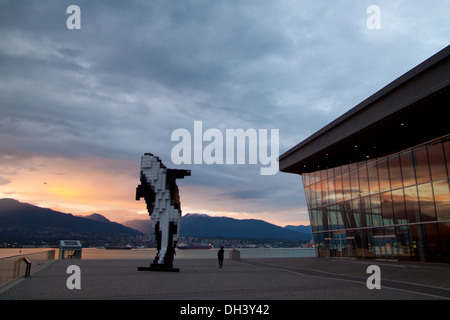 Orca numérique, une sculpture de 2009, Douglas Coupland est situé à côté de la Vancouver Convention Centre de Vancouver, BC, Canada. Banque D'Images