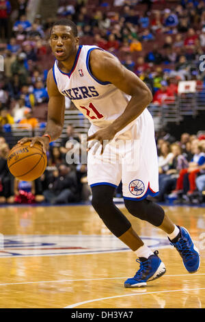 30 octobre 2013 : Philadelphia 76ers petit ailier Thaddeus Young (21) en action au cours de la NBA match entre le Heat de Miami et les Philadelphia 76ers au Wells Fargo Center de Philadelphie, Pennsylvanie. Les 76ers gagner 114-110. Christopher Szagola/Cal Sport Media Banque D'Images