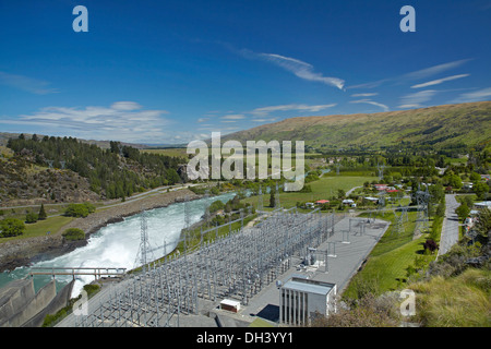 L'eau s'écoule à partir de Roxburgh, barrage hydroélectrique Roxburgh, Central Otago, île du Sud, Nouvelle-Zélande Banque D'Images