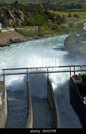 L'eau s'écoule à partir de Roxburgh, barrage hydroélectrique Roxburgh, Central Otago, île du Sud, Nouvelle-Zélande Banque D'Images