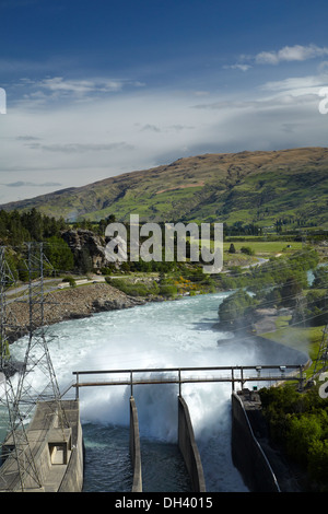 L'eau s'écoule à partir de Roxburgh, barrage hydroélectrique Roxburgh, Central Otago, île du Sud, Nouvelle-Zélande Banque D'Images