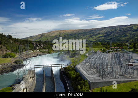 L'eau s'écoule à partir de Roxburgh, barrage hydroélectrique Roxburgh, Central Otago, île du Sud, Nouvelle-Zélande Banque D'Images