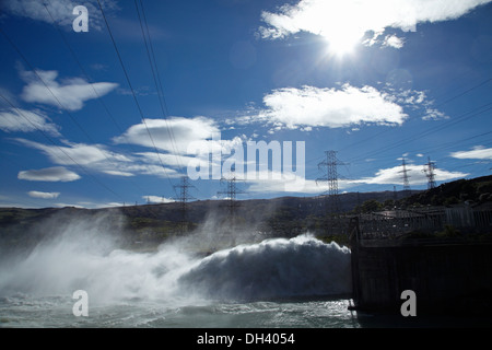 L'eau s'écoule à partir de Roxburgh, barrage hydroélectrique Roxburgh, Central Otago, île du Sud, Nouvelle-Zélande Banque D'Images