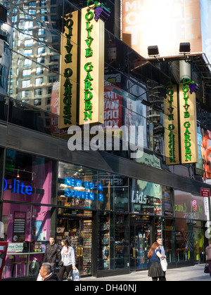 Scène de rue au Olive Garden Restaurant Italien à Times Square, NYC Banque D'Images