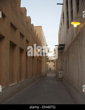 Homme seul marcher dans une ruelle vide de Souk Waqif de Doha Banque D'Images