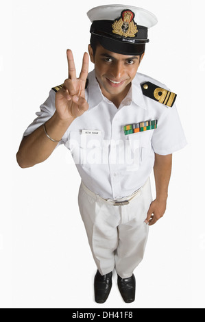 Portrait d'un officier de marine montrant un signe de victoire Banque D'Images