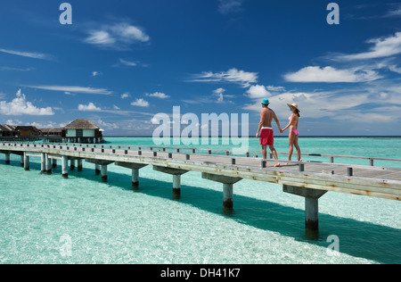 Couple sur une plage jetée à Maldives Banque D'Images