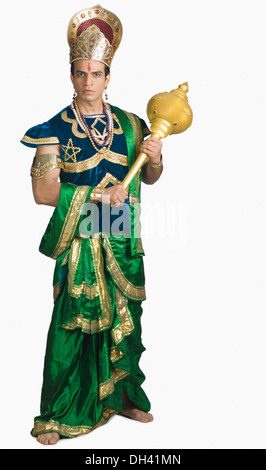 Jeune homme s'habille comme Bhima et tenant une mace