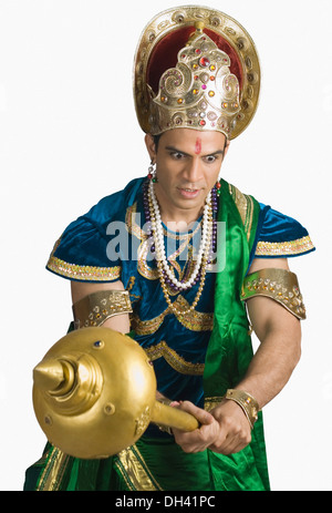 Jeune homme s'habille comme Bhima et tenant une mace