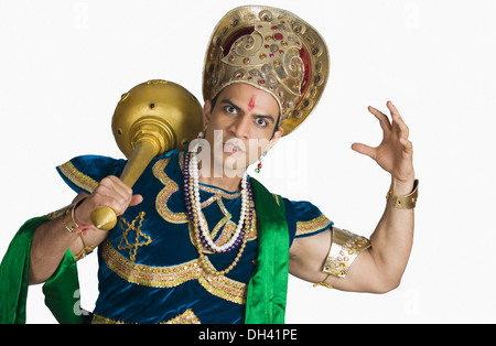 Jeune homme s'habille comme Bhima et tenant une mace
