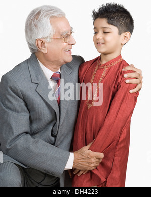 Close-up of a senior man hugging son petit-fils Banque D'Images